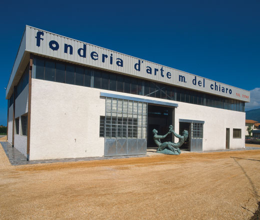 Lo stabilimento della Fonderia d’Arte Massimo Del Chiaro in via delle Iare a Pietrasanta. Al centro la scultura “Hope for the Future” di Charles Umlauf, 1985