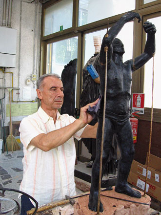 Antonio Vinciguerra ritocca la cera di un elemento del monumento all’Interporto Toscano