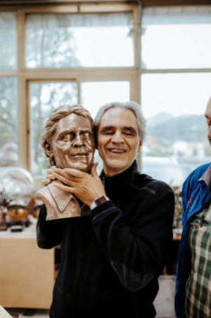 Le maestro Andrea Bocelli visite la Fonderia D'Arte Massimo Del Chiaro
