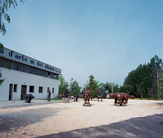 Der Platz vor der Kunstgießerei Del Chiaro im Jahr 1987. Von links nach rechts: ein Werk von Jacqueline Diffring, die Skulpturen „Ballerina III“, „Pietà“ und „Ballerina“ von Charles Umlauf, drei Werke der Denkmalgruppe für denTheaterplatz in Luxemburg von