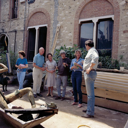 Fiore De Henriquez visiting the Del Chiaro Foundry together with the cousins of the Queen of England. From left: a friend of the artist, the British noble couple, Fiore De Henriquez, another friend of the artist and Massimo Del Chiaro, 1983