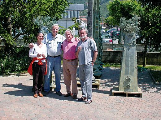 Ilaria Forattini, Massimo Del Chiaro (Zweiter von links), Giorgio Forattini und Ivan Theimer. Im Hintergrund sieht man eine Skulptur von Ivan Theimer