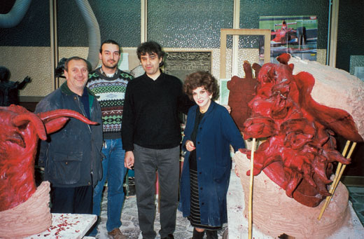 Sergio Marrai, Roberto Del Chiaro (Zweiter von links), Andrea Bocelli und Gina Lollobrigida in der Gießerei (2000)