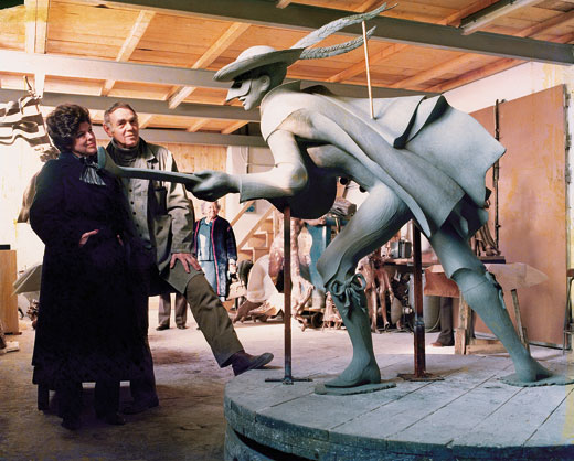 Harry Marinsky avec James Madden, cliente des oeuvres pour Harlequin Plaza, Greenwood Village, Englewood (Colorado) devant l’agrandissement en pâte à modeler de la sculpture “Musica grande”