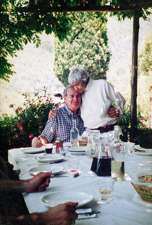 20 giugno 2001, Fiore De Henriquez con Massimo Del Chiaro a Peralta per il suo ottantesimo compleanno