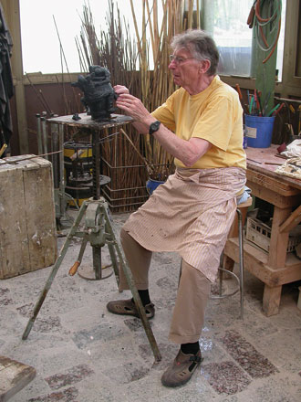 Stanley Bleifeld retocando una escultura en cera.