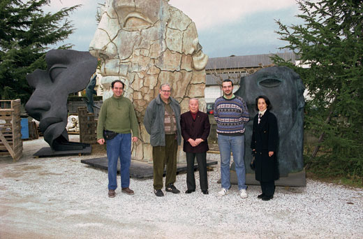 Ken Noritomo Otani visitando la Fundición con su esposa. De izquierda a derecha: Franco y Massimo Del Chiaro, Ken Noritomo Otani, Roberto Del Chiaro, Noriko Otani.