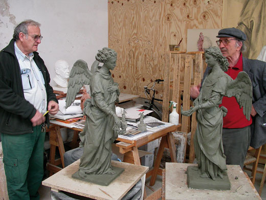 Romano Cosci con Massimo Del Chiaro nello studio dello scultore a Pietrasanta