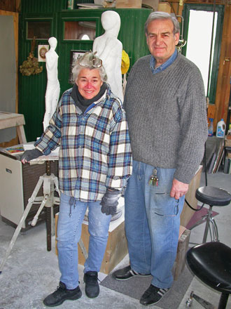 Caroline Van der Merwe con Massimo Del Chiaro; sullo sfondo alcuni modelli della scultrice