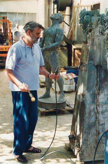 Stele con cespuglio